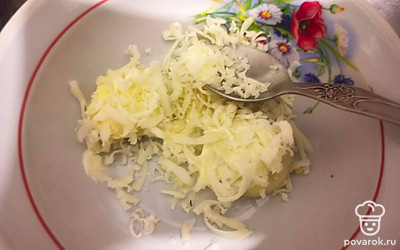 Отделите белок от желтка, смешайте желток с тертым сыром, майонезом и щепоткой соли.