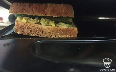 Положите в сэндвичницу и обжарьте в течение 5 минут.