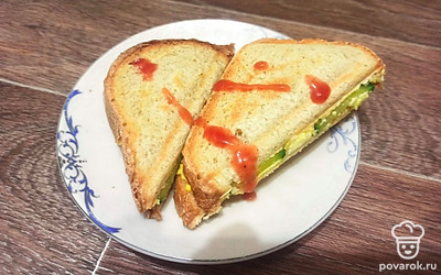 Подавайте порционно, украсив острым кетчупом.