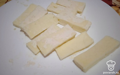 Сыр халуми нарежьте, обваляйте в муке.