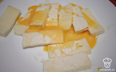 Обваляйте в яйце.