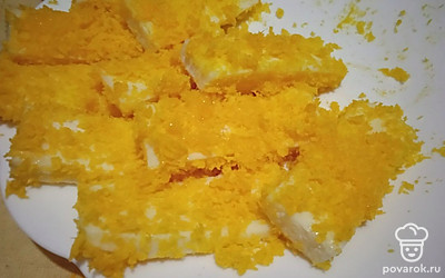 Обваляйте в хлопьях темпура.