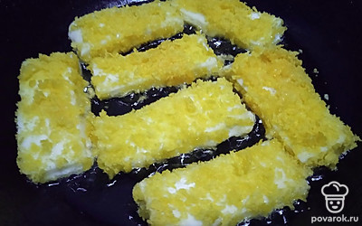 Положите сыр на сковороду с раскаленным растительным маслом.