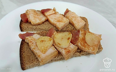 Убрать в холодильник примерно на 10-24 часа. Все зависит от того, какими кусочками вы нарезали сало. Приятного аппетита!