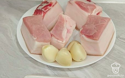 Сало помыть, просушить бумажным полотенцем.