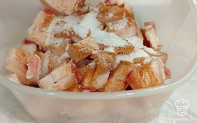 Переложить нарезанное сало в контейнер с крышкой. Добавить соль по вкусу (у меня чуть меньше столовой ложки, без горки). Перец красный острый тоже добавить по вкусу (я люблю острое, поэтому кладу чайную ложку).