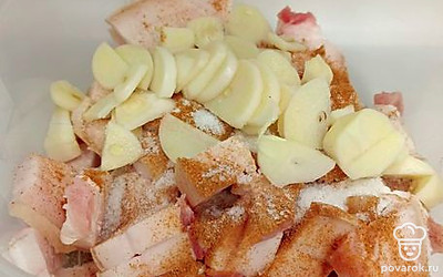 Нарезать чеснок дольками и добавить к салу.