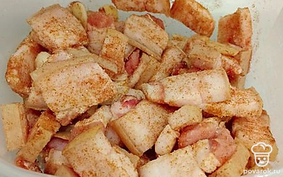 Закрыть крышкой контейнер, потрясти для того, чтобы сало с перемешалось солью, перцем и чесноком равномерно.