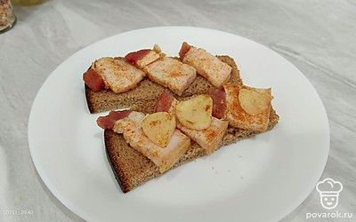 Отлично подойдет к ржаному хлебу, сухарикам. Можно подать в виде закуски к любимым напиткам.