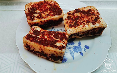 Натереть этой смесью кусочки сала со всех сторон. 