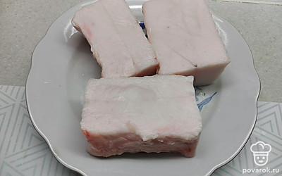 Подготовить сало. Хорошо промыть, срезать шкурку и разрезать на кусочки, удобные для засолки. 