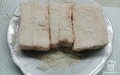 Сало щедро натереть солью и убрать в холодильник на 3-4 дня. Затем опять натереть солью. Так проделать 4 раза. В общей сложности сало должно солиться 12-16 дней. 