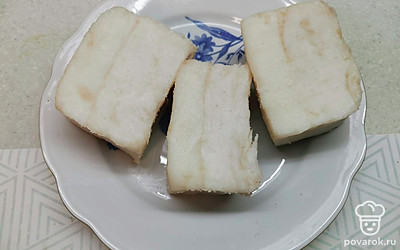 Теперь хорошо очистить сало от соли. 