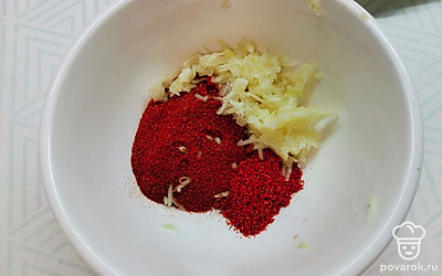 Смешать копченую паприку, красный молотый перец и измельченный чеснок. 