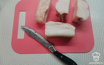 Сало помыть и нарезать кусочками, чтобы их удобно было поместить в банку.