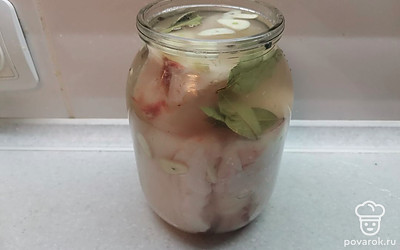 Залить рассолом. Лавровый лист и перец тоже поместить в банку. Оставить при комнатной температуре на двое суток. Еще на двое суток убрать в холодильник.