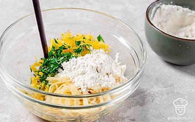 Приготовьте тесто для драников. Картофель и тыкву натрите на средней терке. Измельчите петрушку. Смешайте подготовленные овощи, добавьте соль, перец и муку. Тщательно перемешайте.