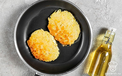 Пожарьте драники. Разогрейте масло на сковороде. Выкладывайте ложкой небольшое количество теста. Обжаривайте до румяной корочки с обеих сторон. Выкладывайте на тарелку, застеленную бумажным полотенцем.