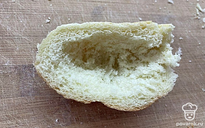 Достать мякиш из батона.