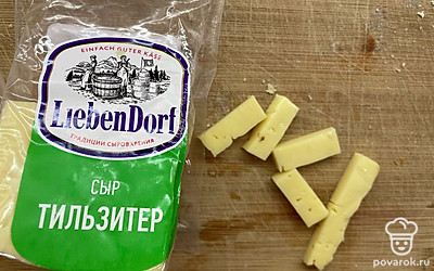 Нарезать кусочками сыр.