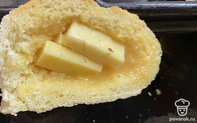 Налить в батон взбитое яйцо. Положить сыр в кусочек батона. Выложить на противень и отправить в духовку на 10 минут.