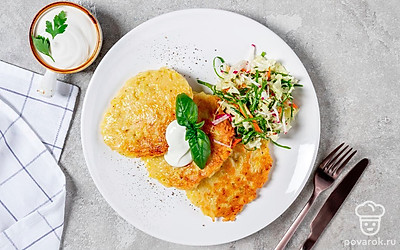 Подать драники можно с любимым соусом или заправкой.