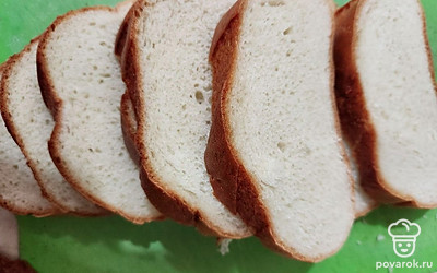 Нарезать белый батон толщиной 1 сантиметр или взять уже нарезанный хлеб.