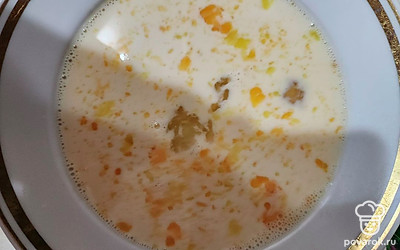 Сделать смесь из двух яиц и молока, посолить по вкусу. 