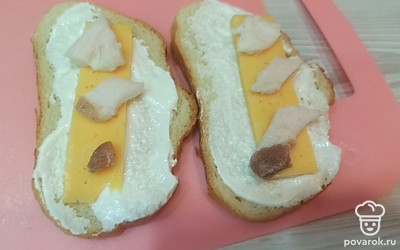 Нарезаем сало и выкладываем поверх сыра. 