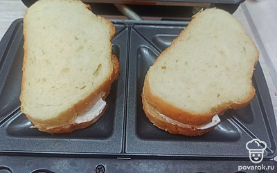 Накрываем начинку ломтиками хлеба и выпекаем в мультипекаре 5 минут. 