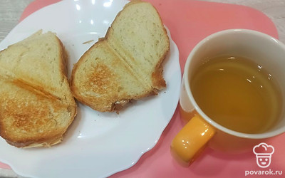 Подаем сэндвичи с чаем. 