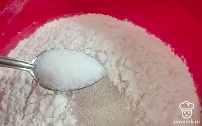 В муке всыпаем сахар и соль. Все перемешиваем.
