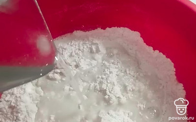 Вливаем теплую воду. 