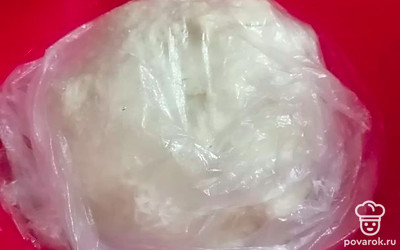 Замешиваем тесто руками минут 10-15. Накрываем миску с тестом пленкой и оставляем в теплом месте до увеличения в два-три раза.