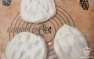 Делим тесто на 3 части. Закрываем пленкой и оставляем еще минут на 10.