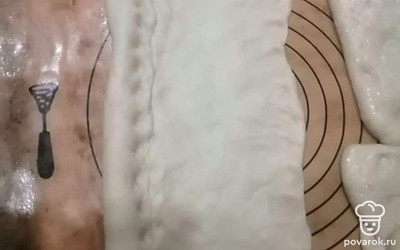 Стол смазываем растительным маслом. Каждый шарик разминаем руками в пласт. Скручиваем полученный пласт в плотный жгут, каждый раз прижимая края. То же самое проделываем со всеми частями теста.