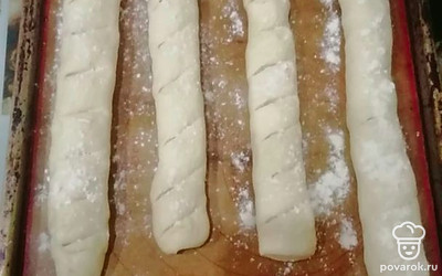 Выкладываем багеты на противень, застеленный силиконовым ковриком или пергаментом. Накрываем полотенцем и оставляем минут на 15, чтобы поднялись. Острым ножом делаем косые надрезы по всему багету. Присыпаем немного мукой.