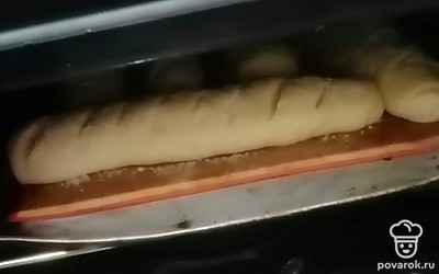 В духовку, разогретую до 220 градусов, на верхнюю часть ставим противень с багетами. Вниз духовки помещаем емкость с водой. Воду ставим для того, чтобы образовалась хрустящая корочка. Выпекаем 15 минут. Затем убираем воду из духовки и выпекаем еще 15-20 минут. Ориентируемся на свою духовку.