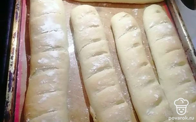 Достаем из духовки багеты, даем немного остыть. Делаем бутерброды, брускеты или просто намазываем маслицем и едим. 