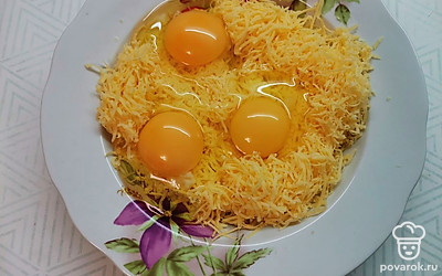 Сыр натереть на мелкой терке. Добавить яйца и соль, хорошо перемешать. Начинка готова. 