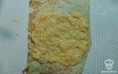 Каждый кусочек лаваша слегка смазать водой с помощью кисточки. Так трубочки будут более мягкие. Распределить начинку на 2/3 лаваша. 