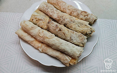 Скрутить плотные трубочки. 