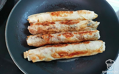 Полученные трубочки обжарить на сливочном масле со всех сторон, до золотистой корочки. 