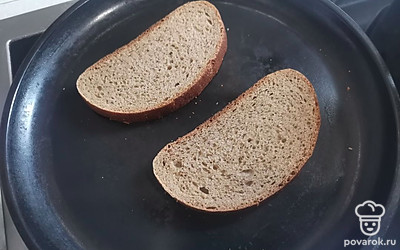 Кусочки хлеба слегка поджарить на сухой сковороде с одной стороны. 