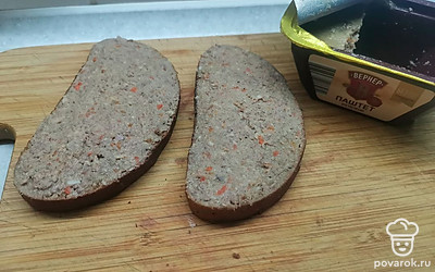 Намазать обжаренный хлеб паштетом. 