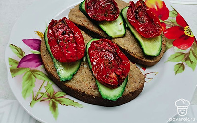 Уложить дольки вяленых помидоров. 