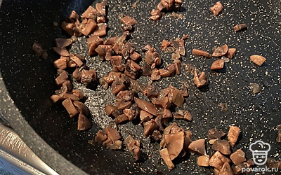 Мелко нарежьте грибы и обжарьте их с чесноком.