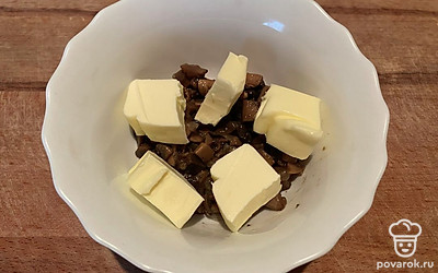 Добавьте размягченное сливочное масло.