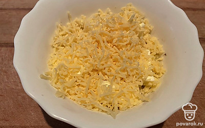 Натрите на мелкой терке сыр и тщательно перемешайте.