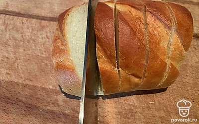 Сделайте надрезы в батоне, не доходя до конца.